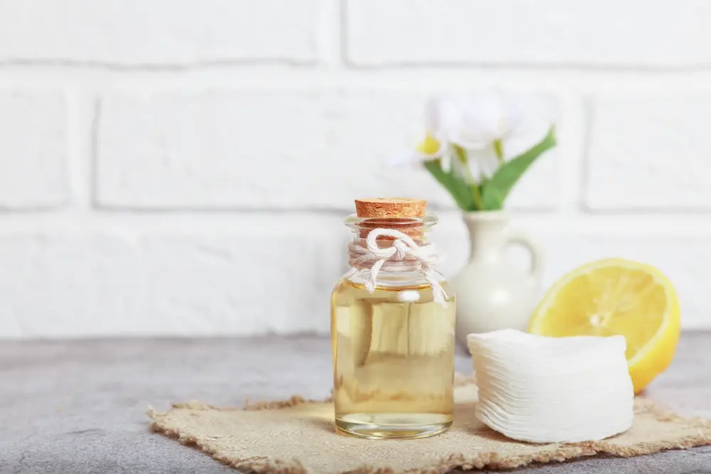 aceite de limon botella con aceite y rodaja de limon