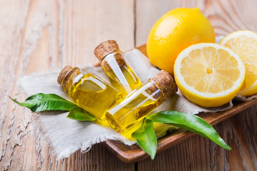 aceite de limon botellitas con aceite limones y hojas