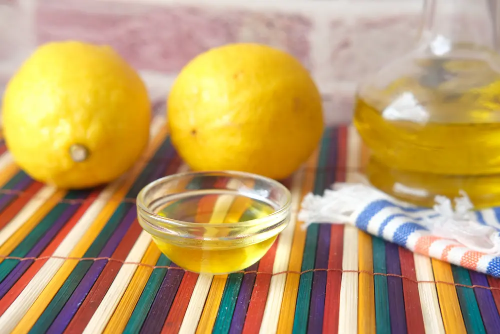 aceite de limon bowl con aceite y limones enteros
