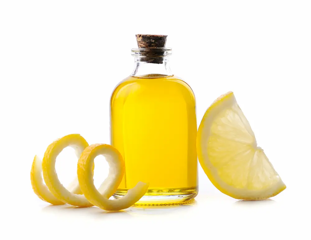 aceite de limon envase con aceite y rodaja de limon