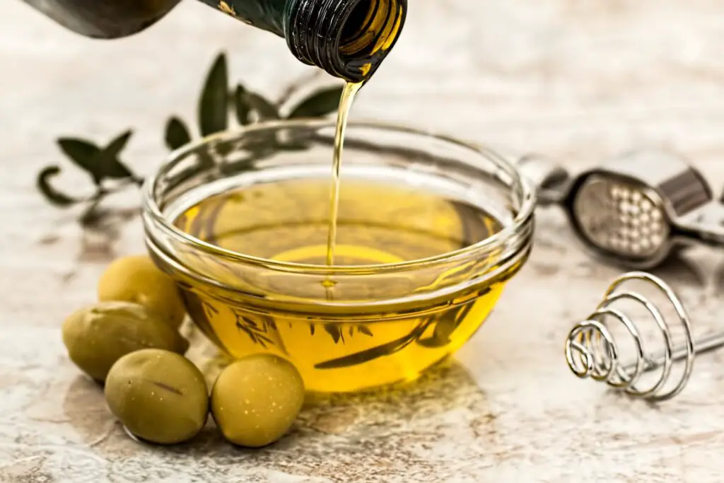 aceite de oliva bowl con aceite y al lado aceitunas