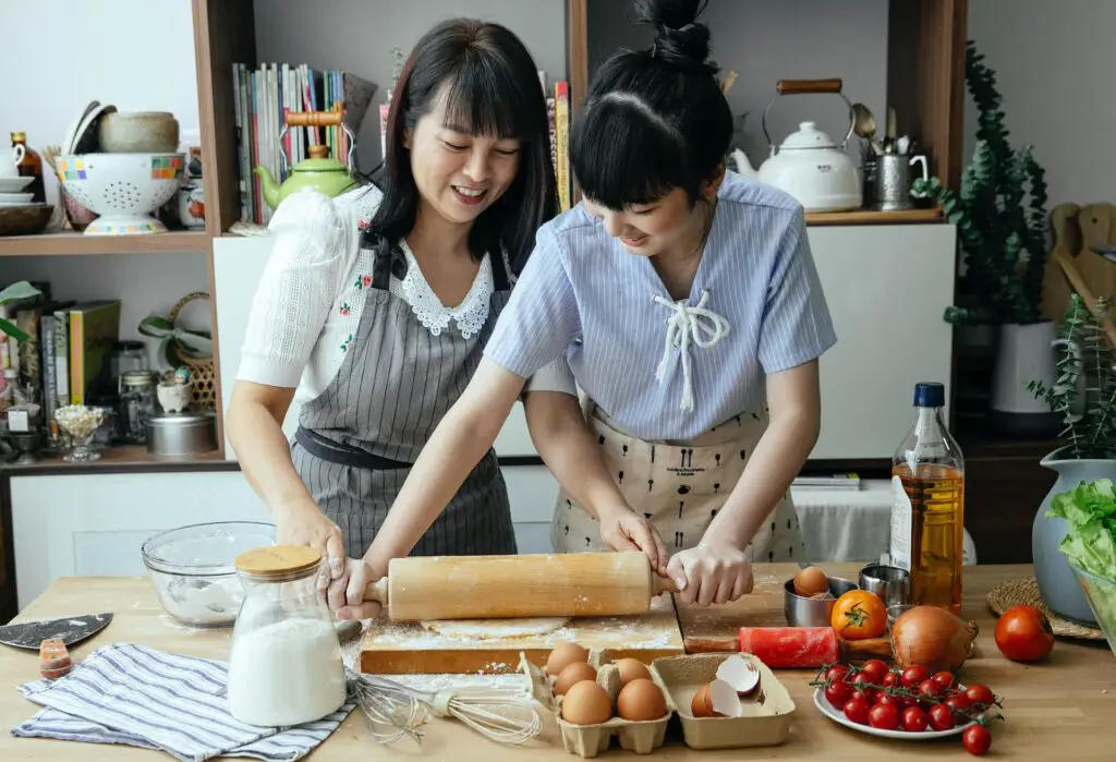 aceite de sesamo dos mujeres asiaticas cocinando