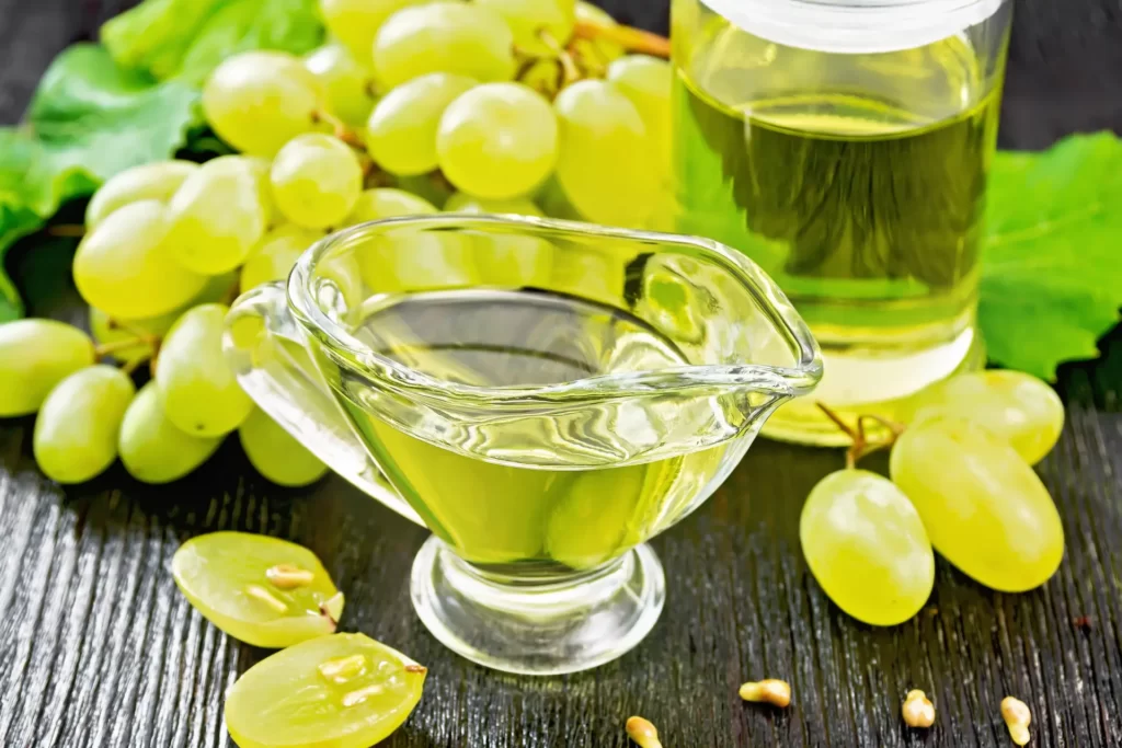 aceite de uva botella de aceite y frutos de uva verde
