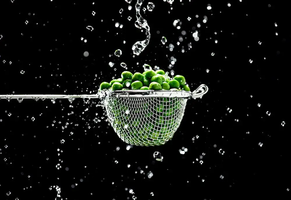 alimentos ricos en zinc arvejas verdes en colador