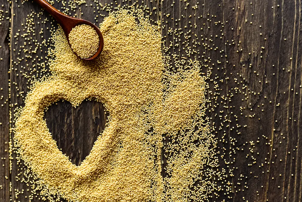 amaranto cereal formando figura de corazon