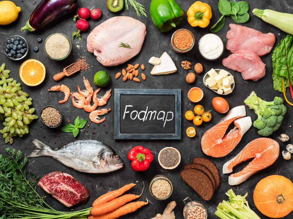 amaranto letrero con palabra fodmap y variedad de alimentos