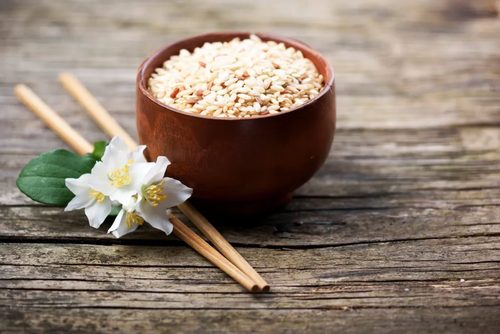 arroz integral bowl de madera congranos de arroz