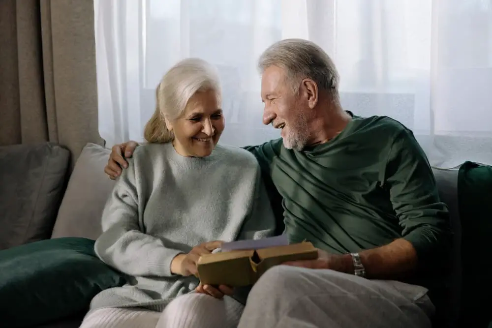 beneficios del selenio pareja de esposos mayores sonriendo