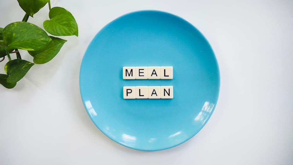 beneficios del selenio plato color azul con palabra plan alimentacion
