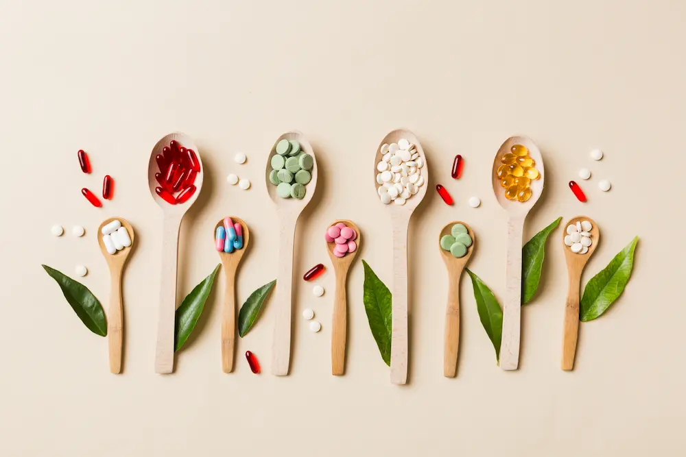 cushuro cucharas con capsulas medicinales de diferentes colores