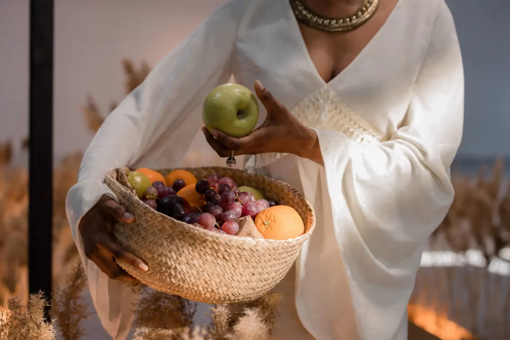 fruta con fibra mujer con cesta con frutas