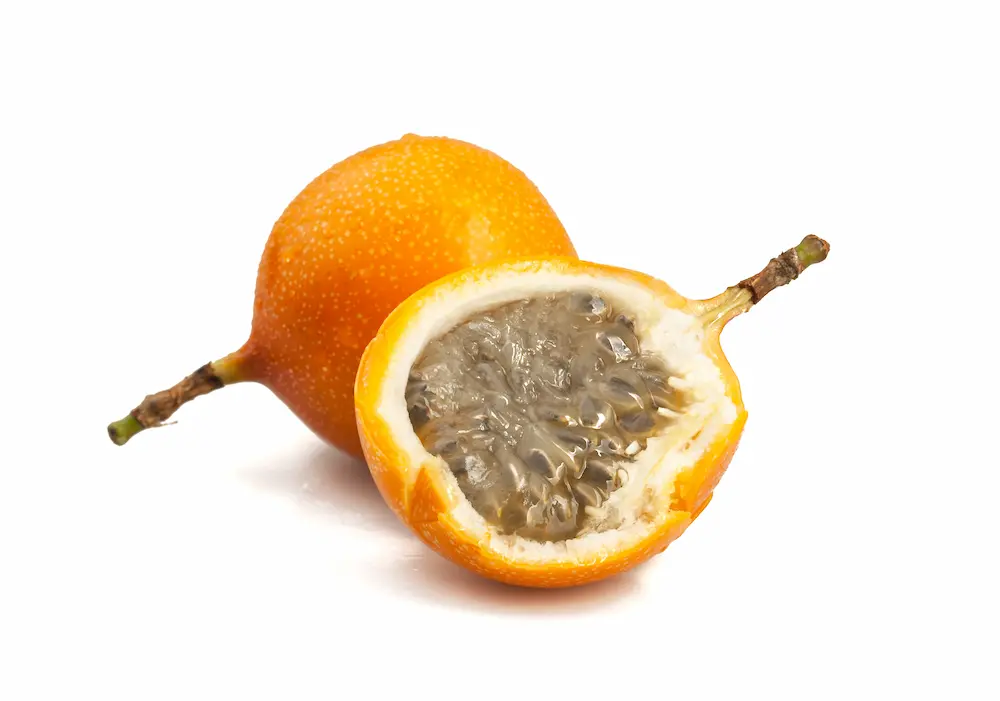 granadilla fruta naranja entera y una de mitad