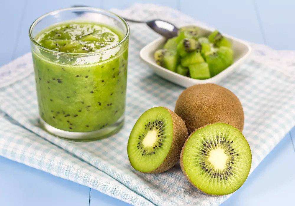 kiwi fruta cortadas y jugo verde