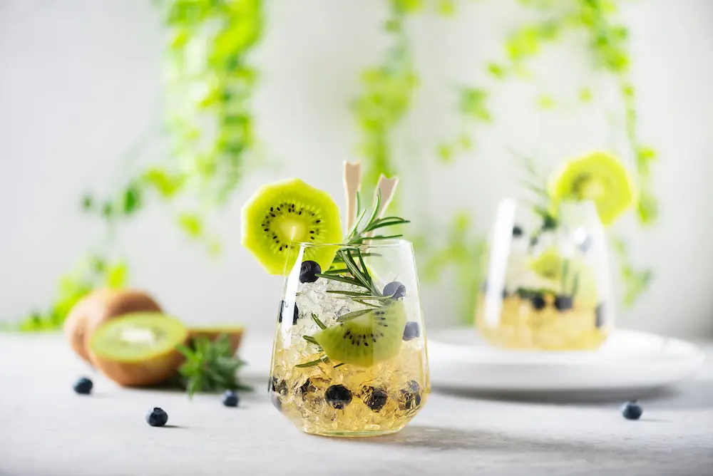 kiwi frutas y jugos en vaso transparentes