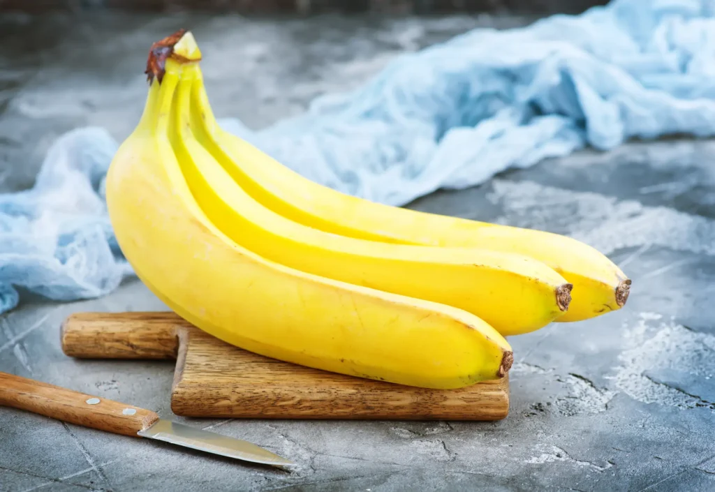 platano bananas sobre tabla de madera