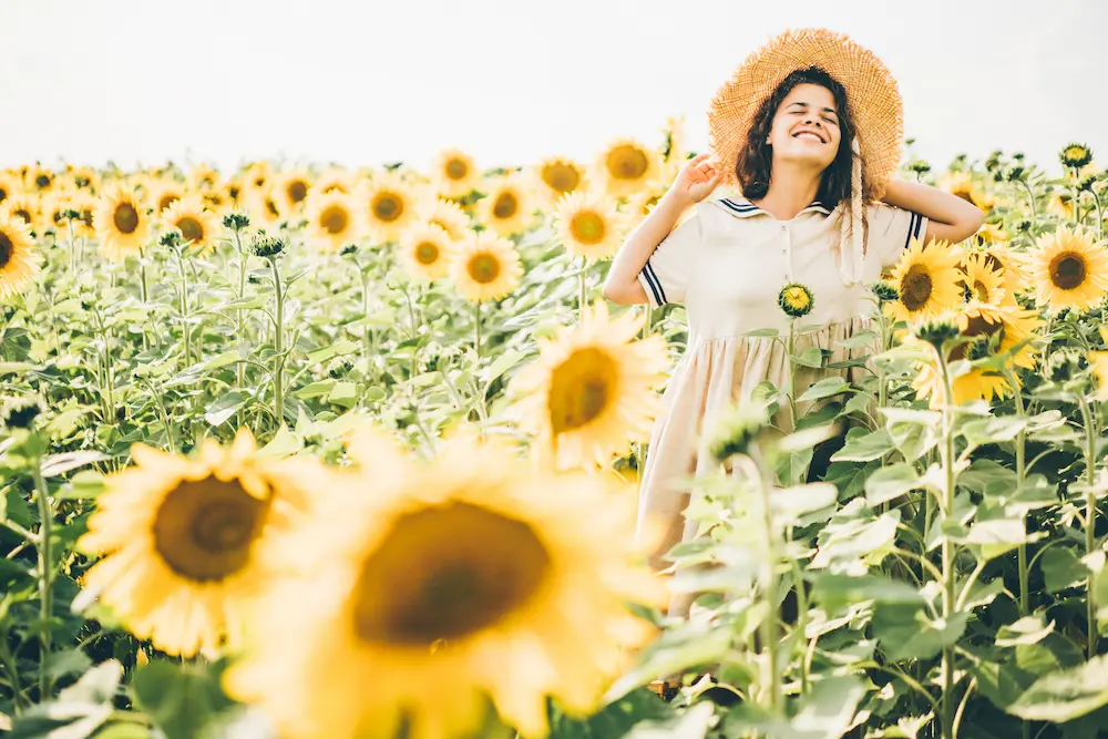 semillas de girasol mujer feliz en campo de flores