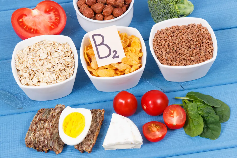 vitamina b2 bowls blanco con variedad de alimentos