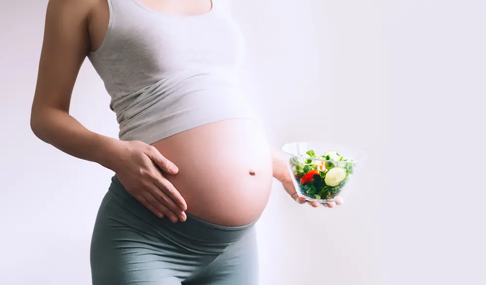 vitamina b9 mujer embarazada con bowl y vegetales