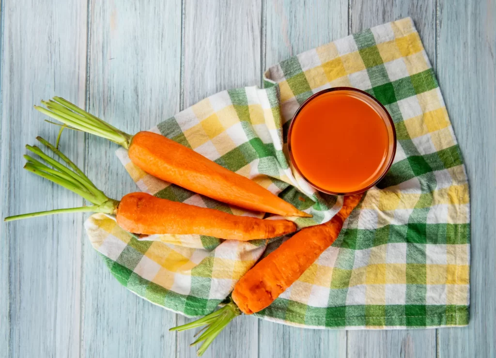zanahoria mantel de cuadros con vegetales y jugo anaranjado