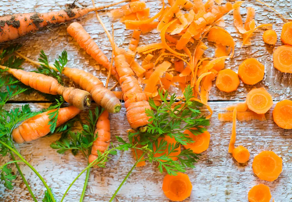 zanahoria vegetales enteros y cortados en rodajas