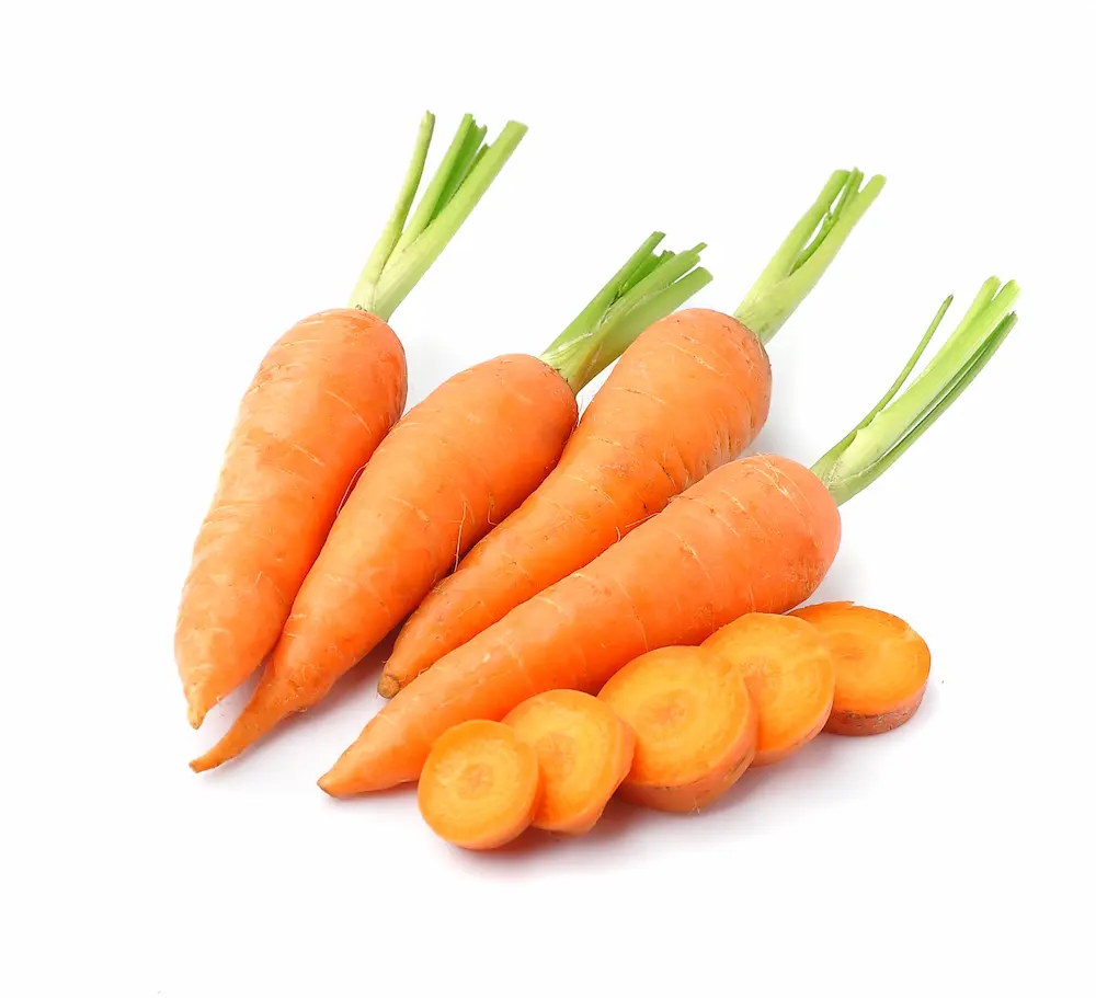 zanahoria vegetales enteros y cortados